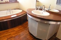 Drewniana podłoga z Merbau w nowoczesnej łazience
