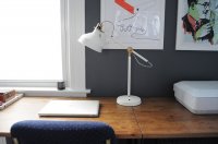 biała lampa na biurku