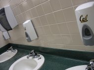 dozownik do mydła w toalecie publicznej