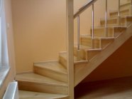 przykład schodów drewnianych